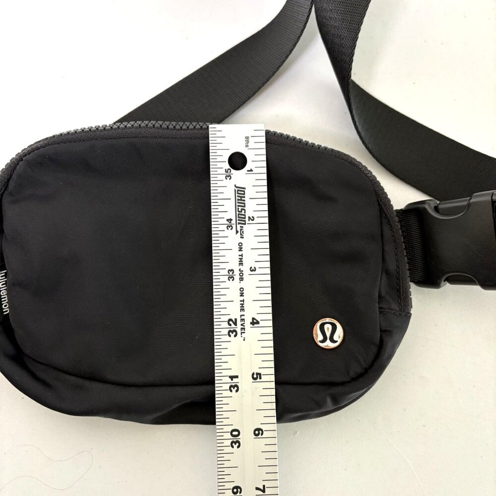Lululemon Everywhere Belt Bag Black 1L Adjustable Strap Fanny Pack LU9AX2S - Picture 11 of 11